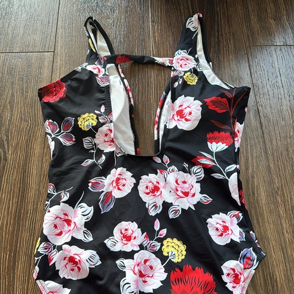Floral one piece - Picture 5 of 6